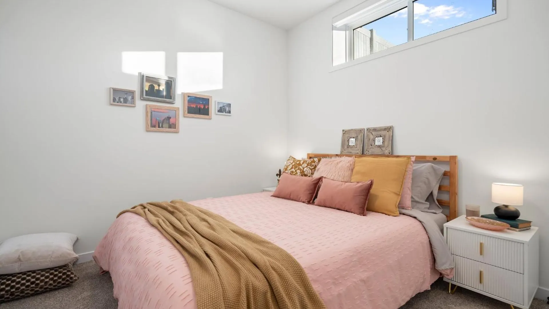 Holiday home Brand New Stylish Mahogany Suite Calgary