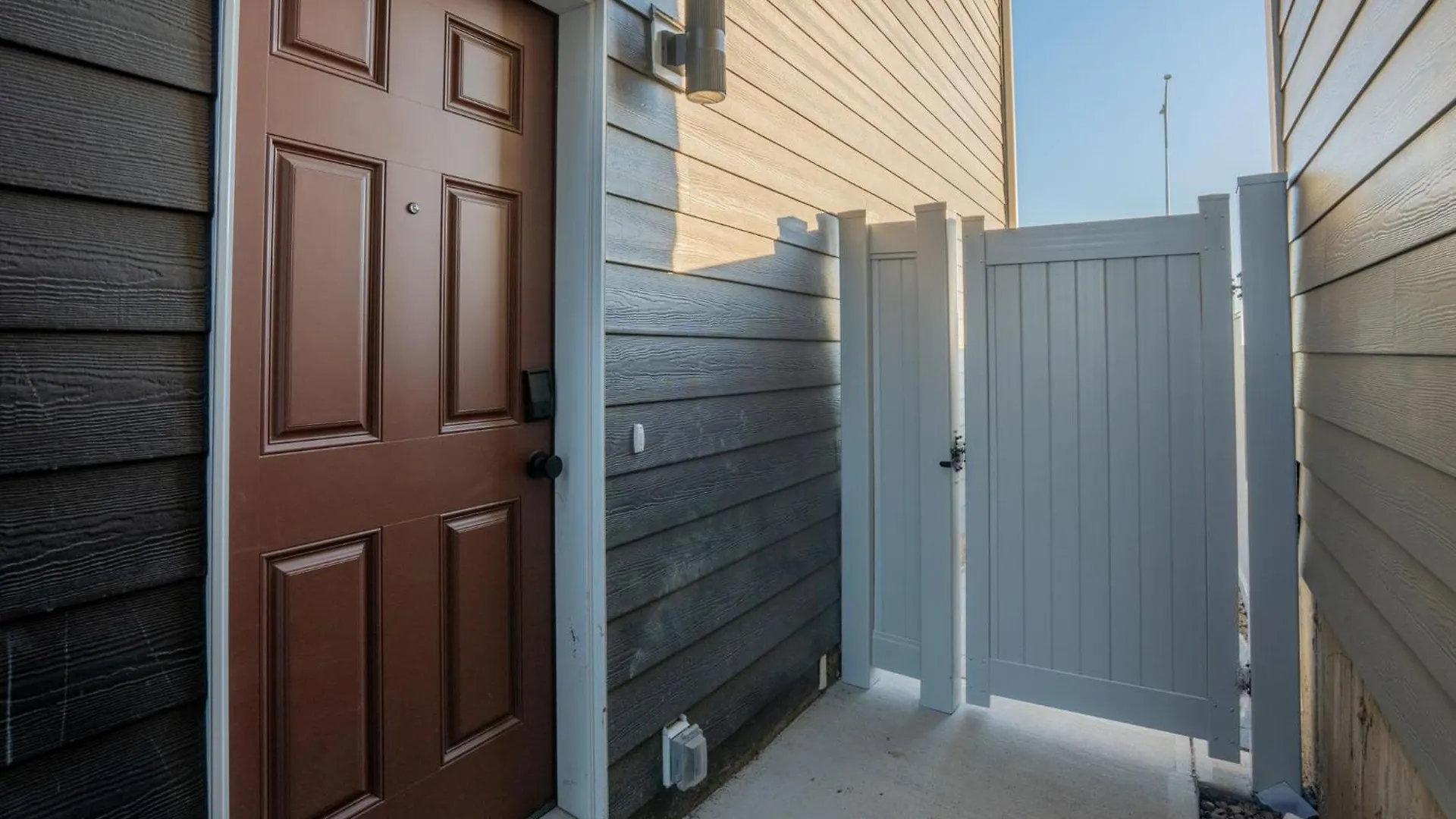 Brand New Stylish Mahogany Suite Calgary Holiday home