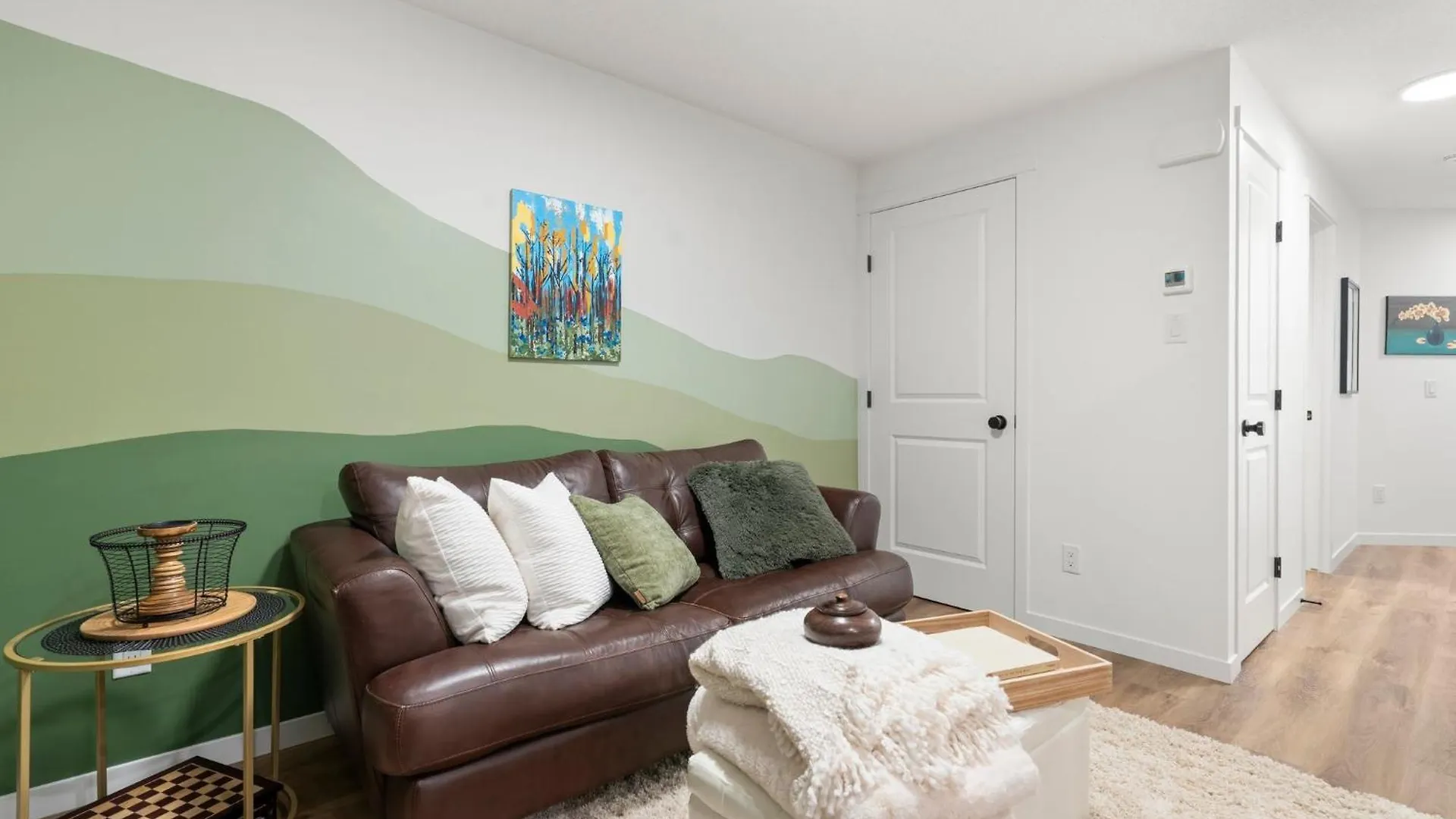 Brand New Stylish Mahogany Suite Calgary Holiday home