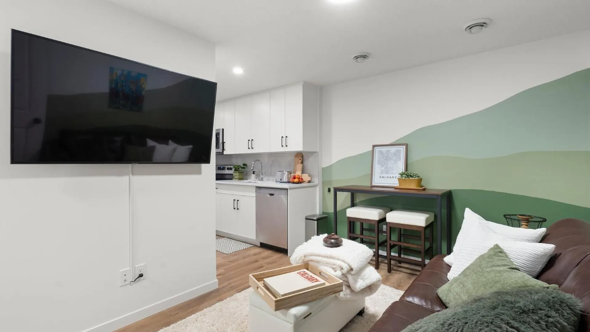 Holiday home Brand New Stylish Mahogany Suite Calgary