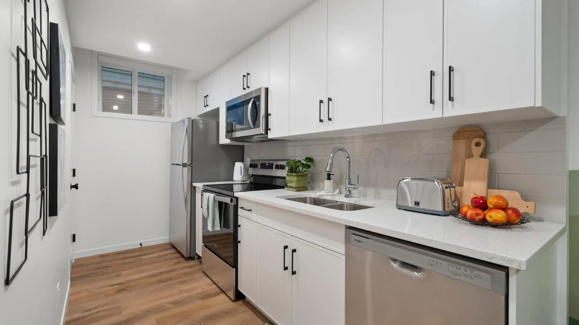 Brand New Stylish Mahogany Suite Calgary Holiday home